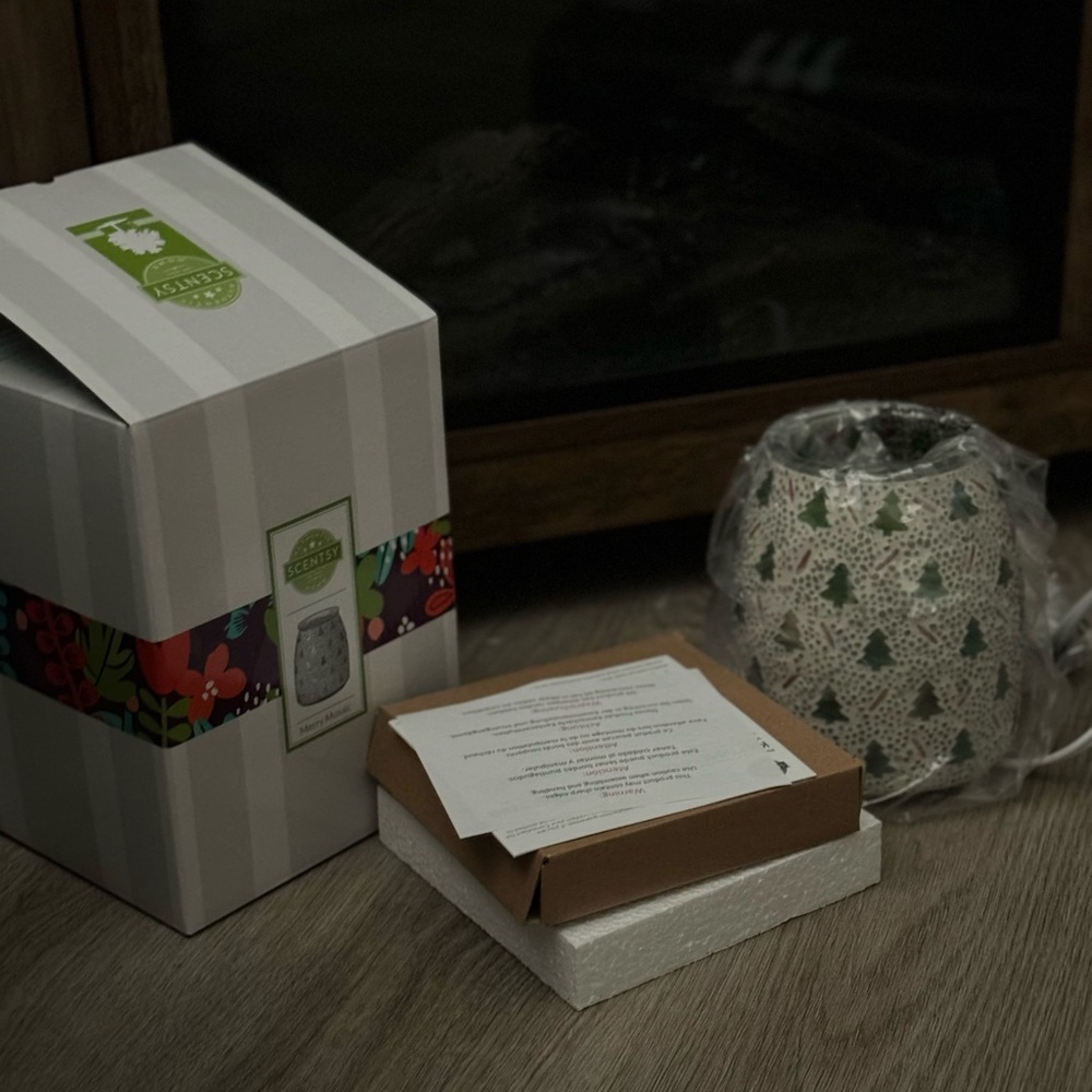 Scentsy Merry Mosaic Warmer New in Box